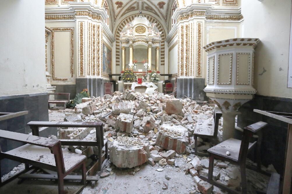 Escombros dentro de la Iglesia de Tepontla, en Cholula, Puebla. (XINHUA)