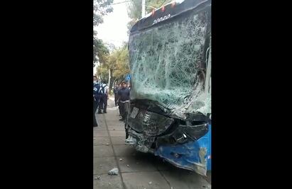 VIDEO. "¿Alguien sabe el nombre del aspirante?": conductor se lleva muro al estrellar Trolebús