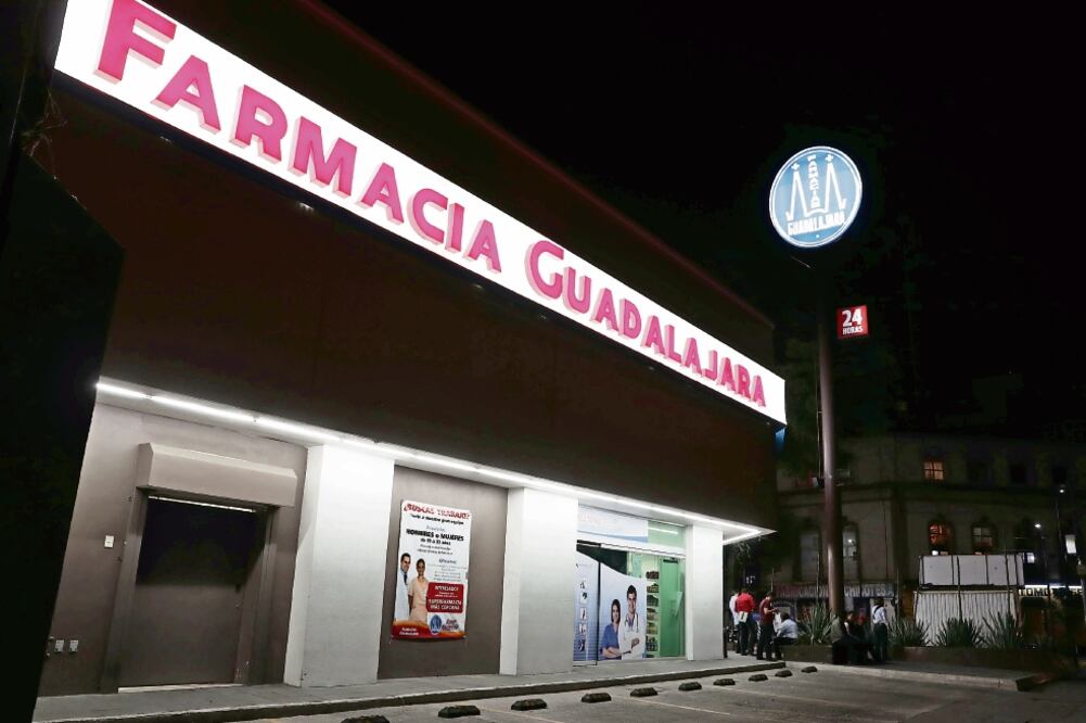 Farmacias Guadalajara cuenta con 32 mil 567 colaboradores en mil 685 tiendas, contra 10 mil 200 puestos de trabajo de Farmacias Benavides (JUAN BOITES. EL UNIVERSAL)