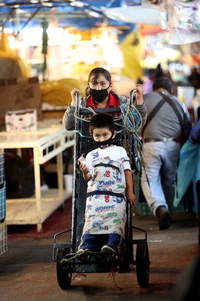 Enfermeras, doctoras y maestras en casa: Las mujeres en un año de pandemia