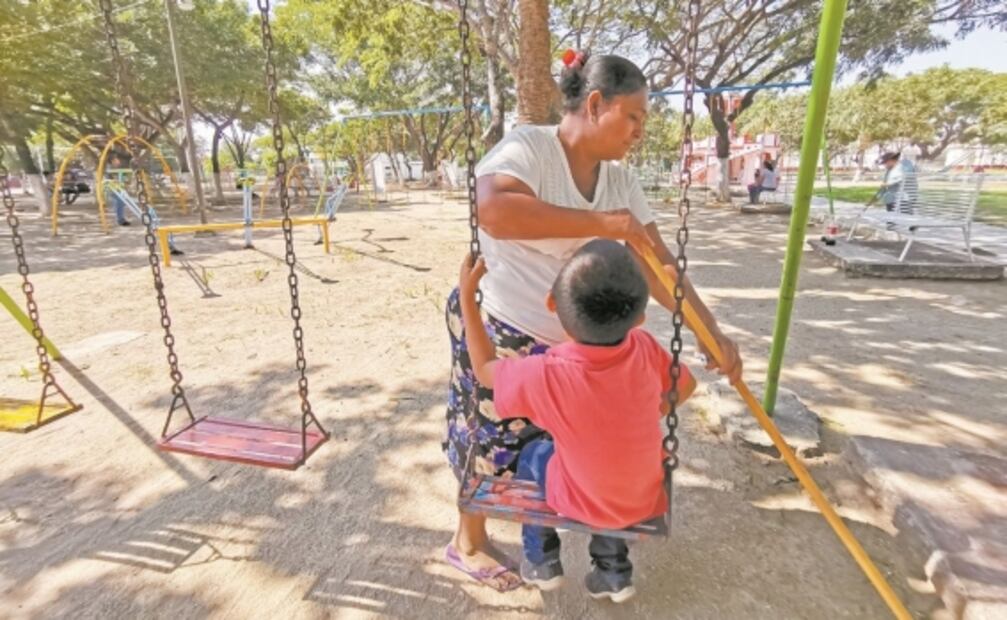 Migrantes reciben casi 5 mil pesos al mes por limpiar espacios públicos en Oaxaca