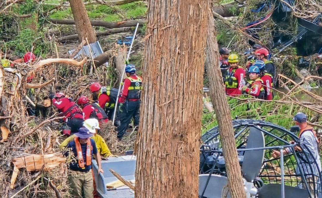 Bomberos y rescatistas de Acuña trabajan en una de las zonas más afectadas por las inundaciones de Texas. Foto: Especial