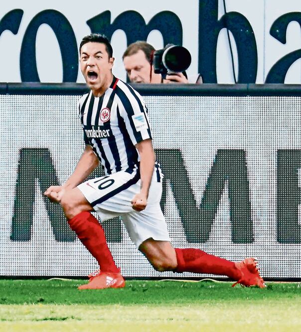 El mexicano llena el ojo en el futbol alemán, gracias a su energía, movilidad y olfato de gol. FOTO: KAI PFAFFENBACH. REUTERS