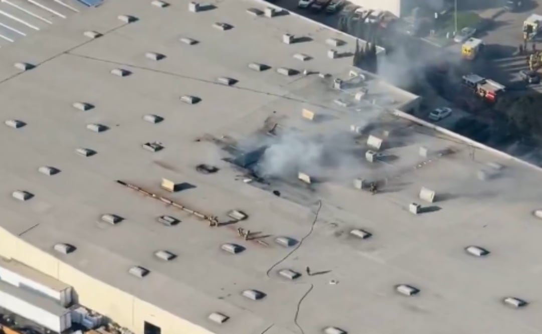 Una avioneta se estrelló contra un almacén el jueves por la tarde cerca del aeropuerto municipal de Fullerton, California. (2/01/25) Foto: Captura de pantalla