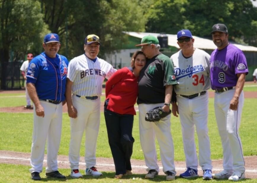 “¡Hay porra!”: Beatriz Gutiérrez Müller apoya a su “novio” en juego con leyendas del beisbol