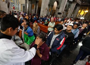 FOTOS: ¿Besos de ceniza? Así celebraron creyentes el miércoles de ceniza en pleno 14 de febrero