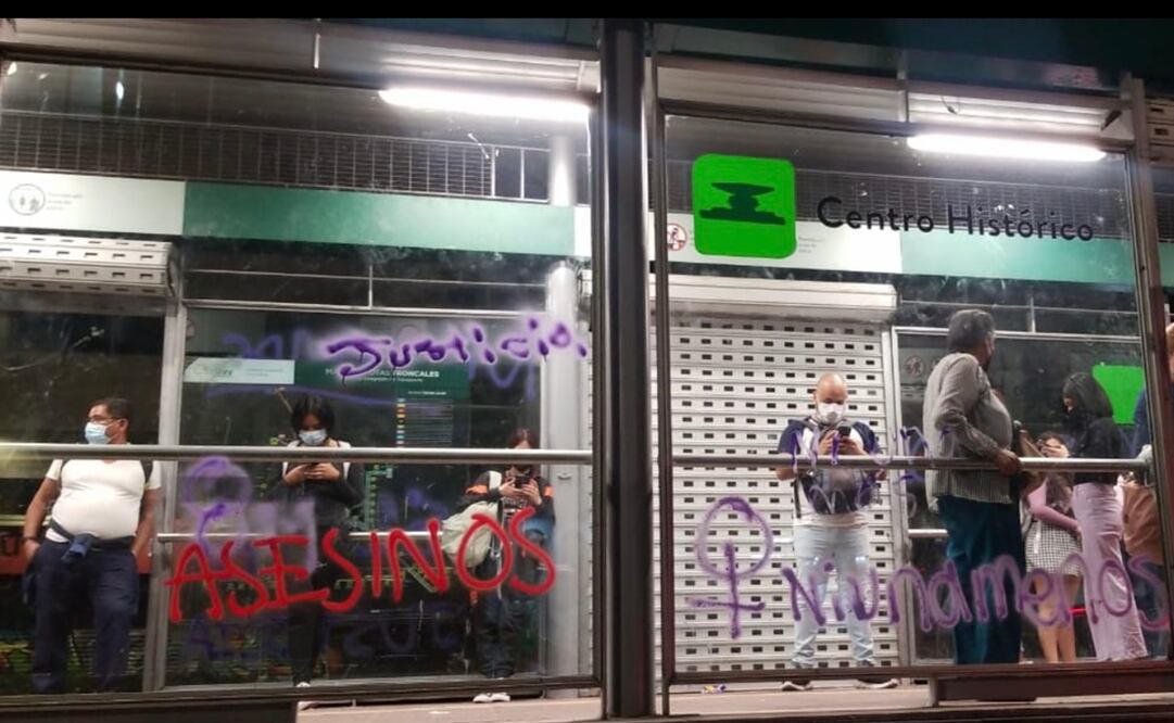 Durante las marchas fueron grafiteados edificios públicos y recintos religiosos. Foto: Especial