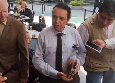 Es una infusión, no tiene alcohol; diputado explica contenido de botella de Vodka, tras polémica en redes sociales
