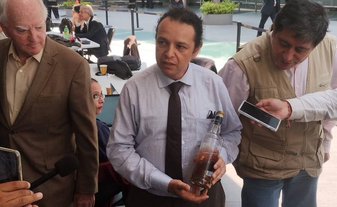 El diputado de Morena mostró el contenido de su botella a reporteros / Foto: Luis Carlos Rodríguez. EL UNIVERSAL