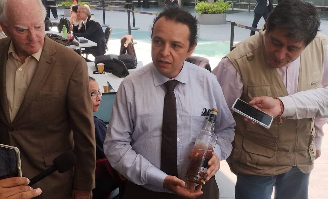 El diputado de Morena mostró el contenido de su botella a reporteros / Foto: Luis Carlos Rodríguez. EL UNIVERSAL