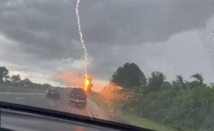 Mujer capta la caída de un rayo sobre la camioneta de su esposo en Florida