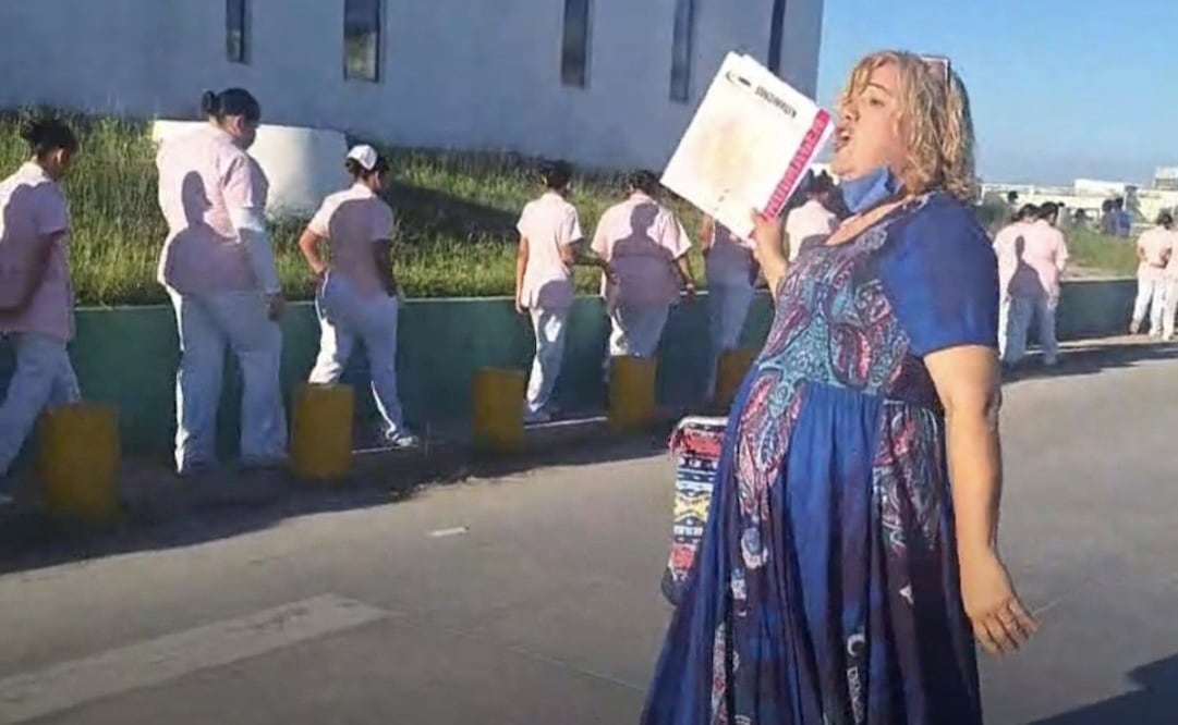 Ante la impotencia de no contar con tratamiento, medicamentos y un especialista, Keila quien padece cáncer, decidió manifestarse en el Hospital 270 del Instituto Mexicano del Seguro Social en Reynosa, Tamaulipas.
Foto: Especial.