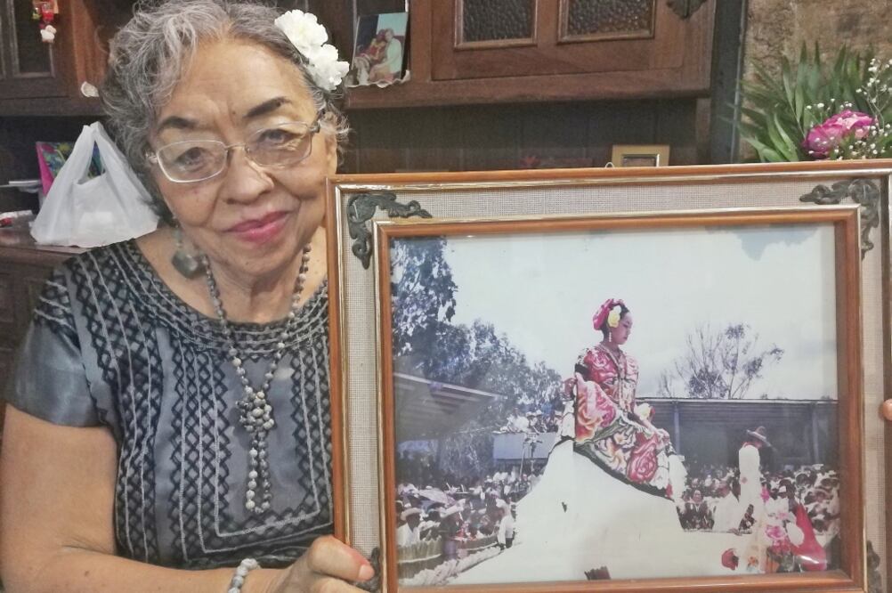 Delia muestra su fotografía de cuando era joven y que fue publicada en el libro Prestigio y afiliación de una comunidad urbana: Juchitán, Oax. Foto: ROSELIA CHACA. EL UNIVERSAL