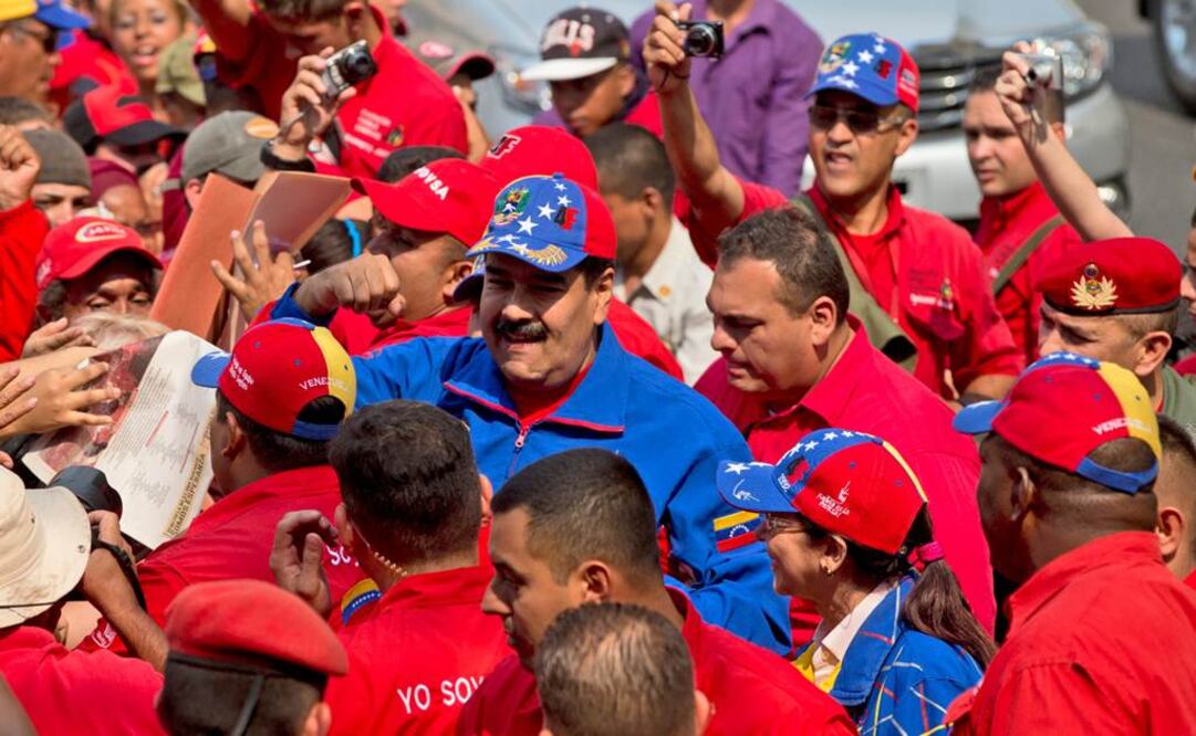 Maduro llamó a los trabajadores a emprender una "gran ofensiva socialista" , y aprobó la conformación de los "consejos populares de abastecimiento y producción" en cada fábrica del país (Foto: AP)