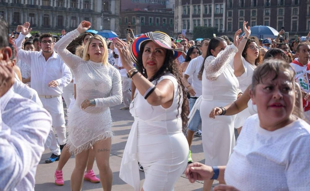 En el Día Internacional de la Danza el Zócalo tuvo sonideros con los que la gente disfrutó de una tarde de baile. Además, los ciudadanos presentaron una rutina que practicaron desde tiempo atrás. 
Foto: Santiago Cadena / El Universal
