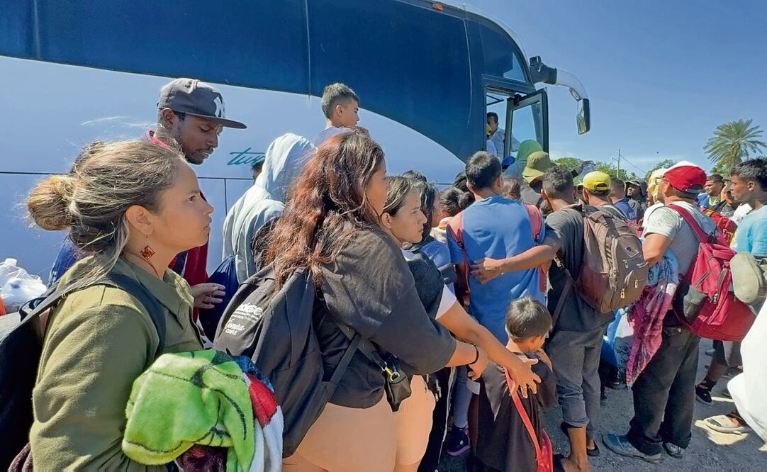 Al menos 400 extranjeros en tránsito abordaron siete autobuses que los trasladarán a Guerrero y Michoacán. Foto: Especial