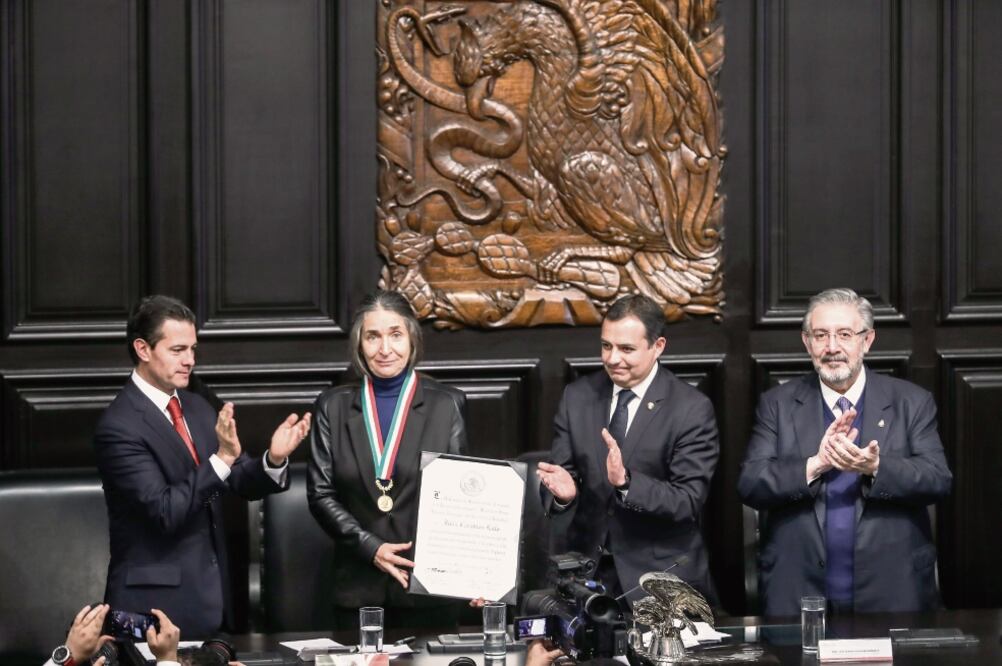 El jefe del Ejecutivo federal, Enrique Peña Nieto; la galardonada, bióloga Julia Carabias; el líder del Senado, Ernesto Cordero, y el presidente de la Suprema Corte de Justicia de la Nación, Luis María Aguilar durante la ceremonia (GERMÁN ESPINOSA. EL UN)