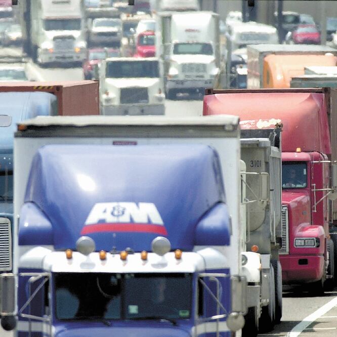 Si las unidades de carga diseñadas para usar diesel Ultra Bajo de Auzfre (UBA) no lo utilizan, se pueden detener en circulación, advierten. ARCHIVO EL UNIVERSAL