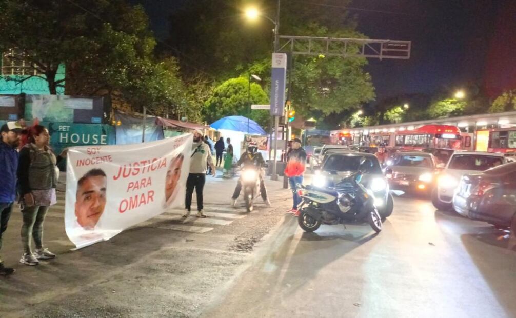 Manifestantes piden liberación de Omar mientras bloquean Eje 4 Xola (16/12/2024). Foto: Juan Carlos Williams / EL UNIVERSAL