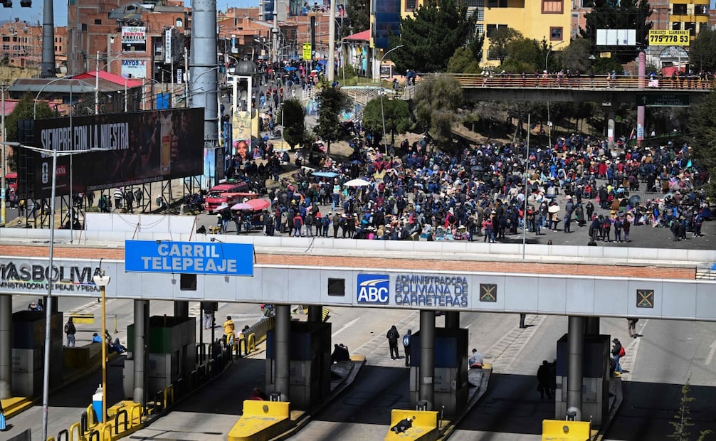 Manifestantes bloquean una de las principales carreteras de acceso a La Paz durante las protestas contra el gobierno de Rodrigo Paz en Bolivia (29/05/2026). Foto: AFP