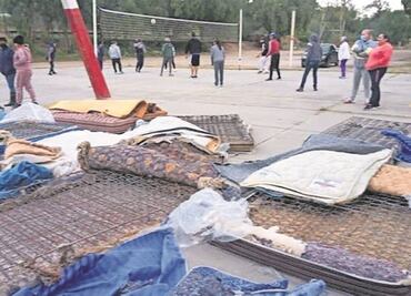 Damnificados denuncian a edil de Tula por colchones de segunda mano