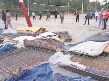 Damnificados denuncian a edil de Tula por colchones de segunda mano