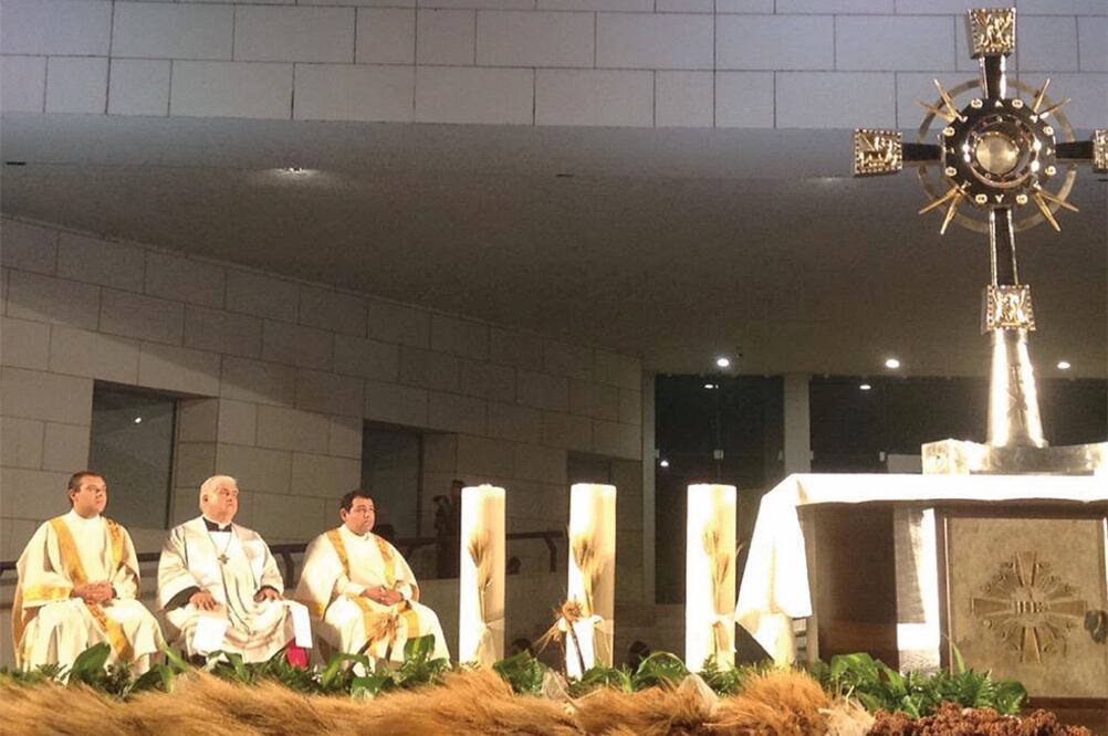 El arzobispo de Monterrey, Rogelio Cabrera López (centro), indica que después del proceso electoral se aconseja dar seguimiento al sufragio, estar al tanto de los resultados y consultar las cifras oficiales (TOMADA DE TWITTER)