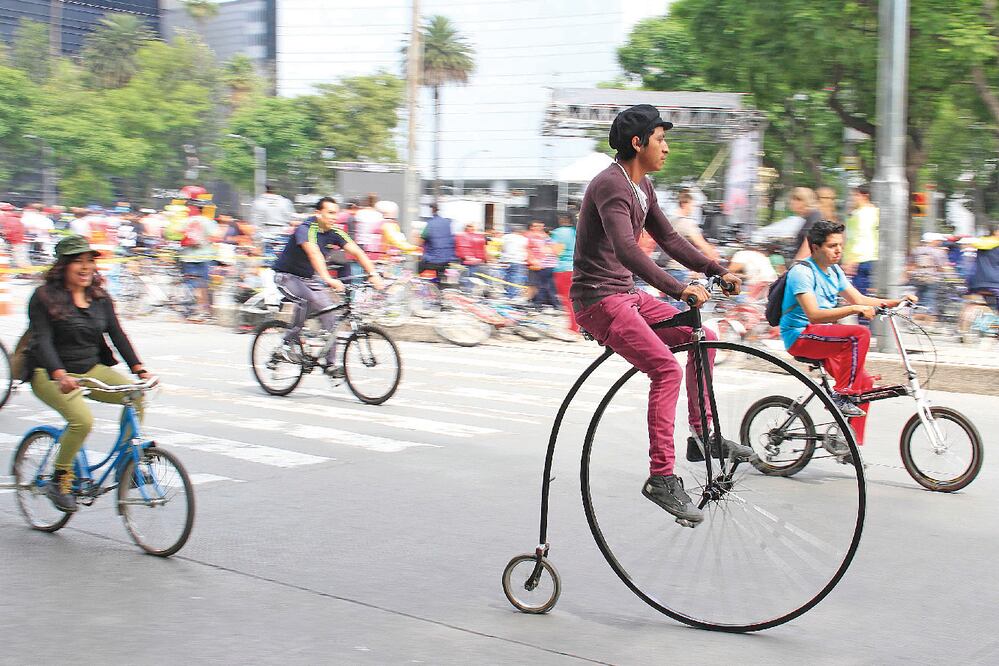 Como parte de los festejos por el octavo aniversario del Paseo Dominical Muévete en Bici, el gobierno local regaló ocho bicicletas
