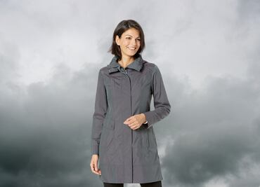 La mejor chamarra impermeable que cabe en una cosmetiquera y te salva con estilo de las lluvias sorpresa en CDMX