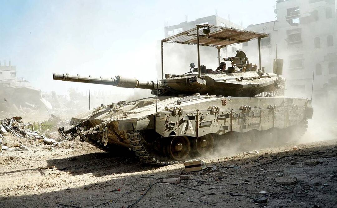 Tanque de batalla principal del ejército israelí moviéndose durante las operaciones en la Franja de Gaza. Foto: EFE