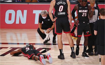 Jugador de la NBA es sacado en camilla por impactante golpe 