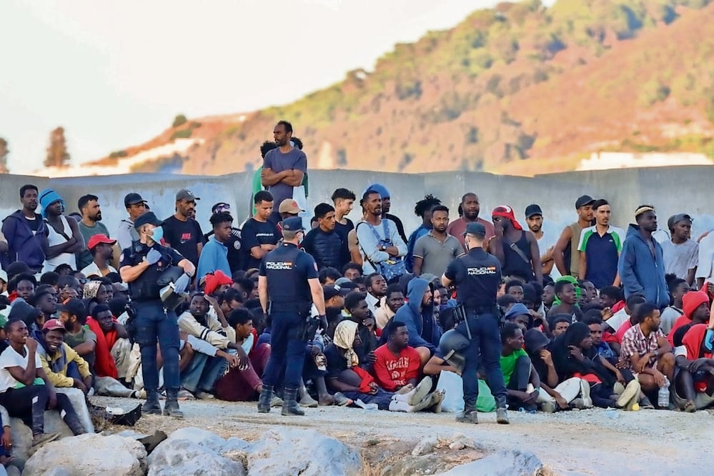 El despacho de este equipo se produce tras el episodio migratorio vivido en la ciudad española a finales de julio, cuando más de 70 mil personas entraron de forma irregular desde Marruecos. Foto: EFE