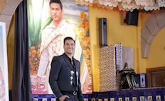 Carlos Rivera es inmortalizado junto a grandes de la música mexicana; el cantante develó su retrato en el Salón Tenampa