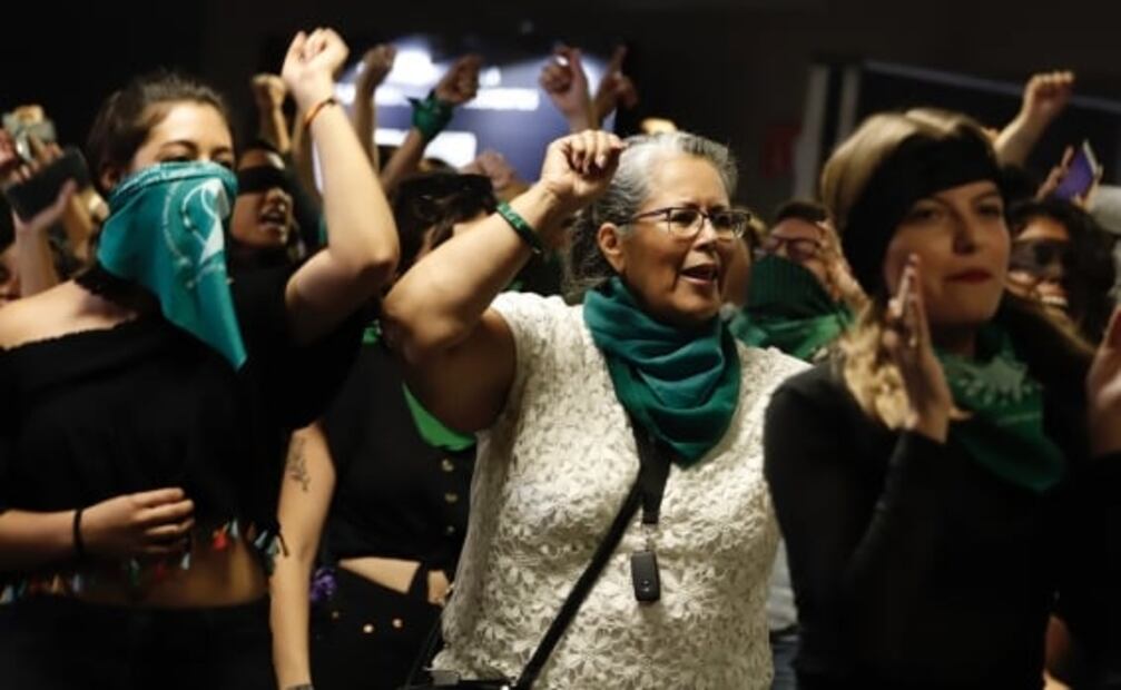 Crónica fotográfica de la "marea verde" feminista en la FIL Guadalajara