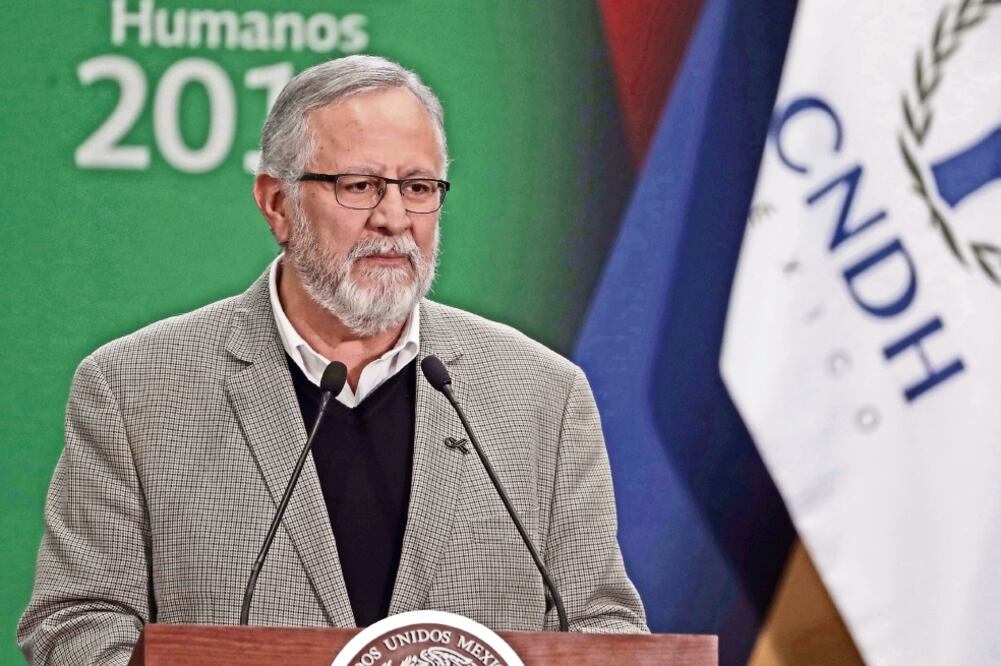 Galardón. Miguel Álvarez recibió en días pasados el Premio Nacional de Derechos Humanos 2017 de la CNDH (ARCHIVO EL UNIVERSAL)