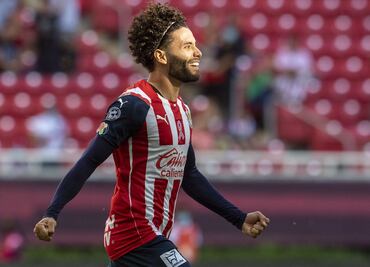 César Huerta anota el primer gol de Chivas en la era Michel Leaño