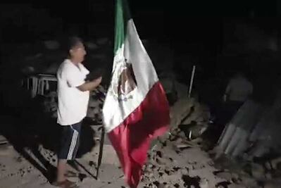 Rescatan bandera mexicana de escombros en Juchitán, Oaxaca