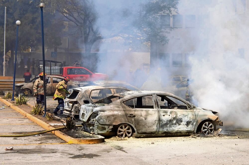 Más de 10 vehículos quedaron incendiados en el estacionamiento de la fiscalía. Foto: de Salvador Cisneros. El Universal