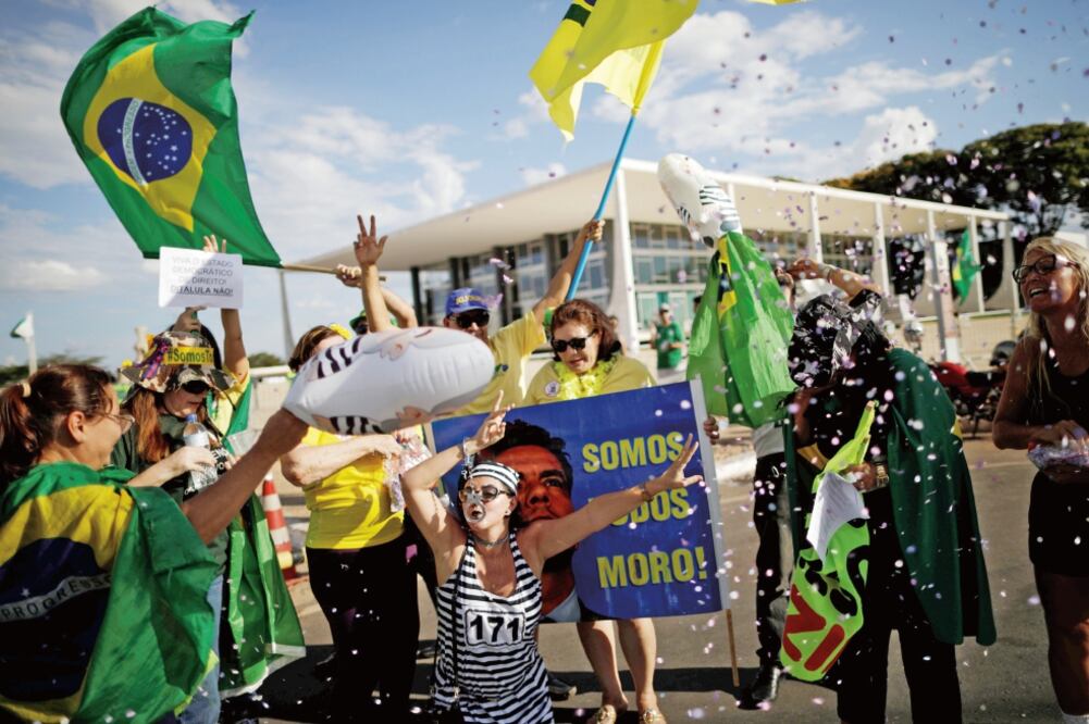 Opositores del ex mandatario brasileño salieron a festejar la decisión de la corte que sostuvo la sentencia condenatoria contra Lula por corrupción (UESLEI MARCELINO. REUTERS)