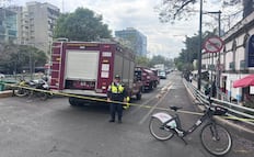 Incendio en respiradero del Metro moviliza a bomberos; humo negro alerta en Insurgentes