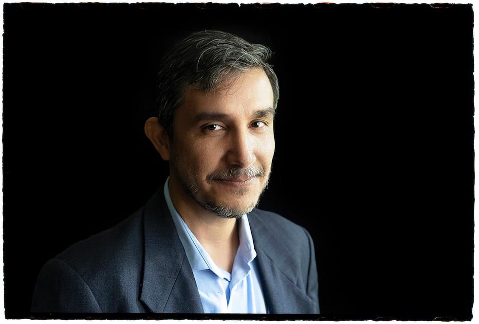 Es escritor y periodista. Su libro La sangre desconocida (Alfaguara, 2022),obtuvo el Premio Nacional de Novela./ DANIEL MORDZINSKI