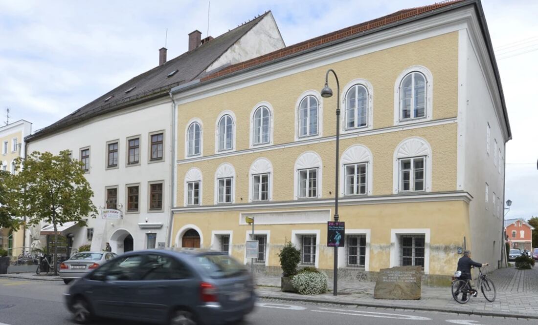 La vista exterior de la casa donde nació Adolf Hitler, en Braunau am Inn, Austria. Foto: AP