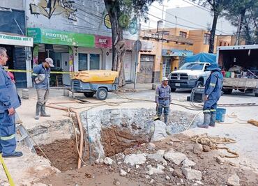 Se abre socavón en calzada de los Misterios por fuga