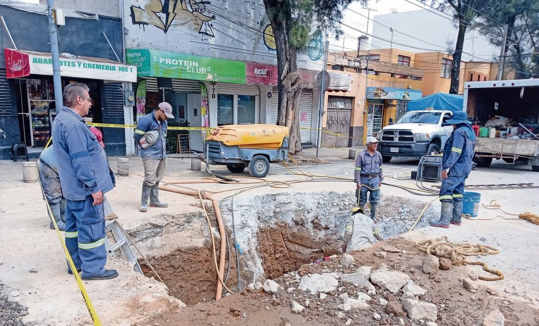 El socavón que surgió en la alcaldía Gustavo A. Madero abarca dos de los carriles de extrema derecha de calzada de los Misterios. Esta demarcación suma 44 oquedades durante este año. Foto: Fabián Evaristo / EL UNIVERSAL
