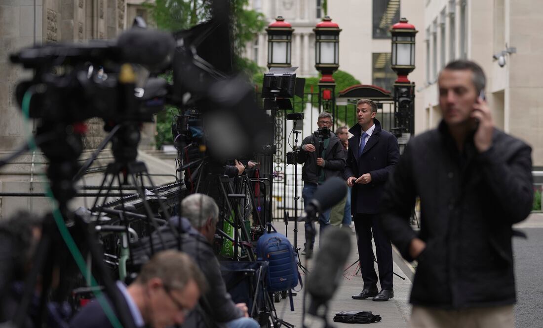 Medios esperan afuera de la corte, al iniciar el juicio del príncipe Harry contra los medios por hackeo telefónico, en Londres. FOTO: KIN CHEUNG. AP