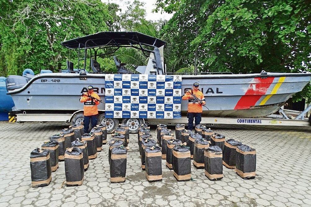 Oficiales de la Armada de Colombia custodian un cargamento de cocaína decomisado a finales de noviembre anterior en el Océano Pacífico (MINISTERIO DE DEFENSA NACIONAL DE COLOMBIA)