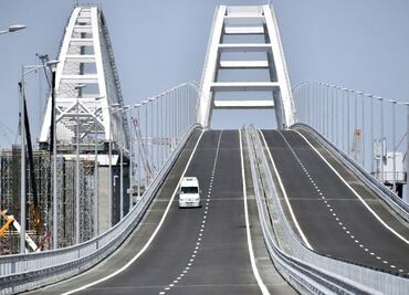 Ataque ucraniano al puente de Crimea no causó daños, afirma Rusia; Kiev dice que provocó afectaciones "graves"