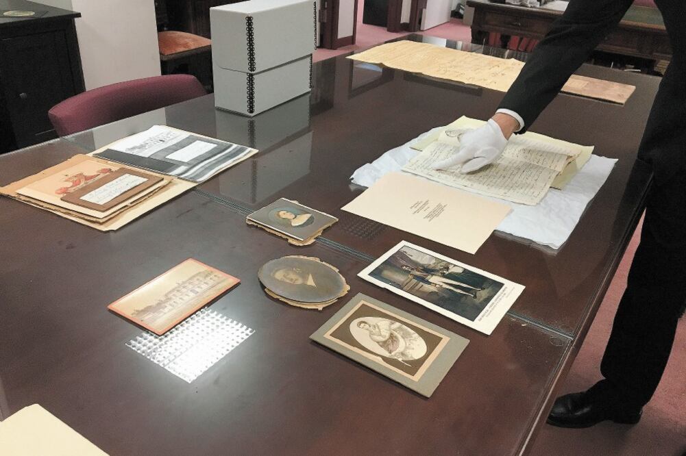 Debido a su antigüedad, el Plan de Iguala tiene que ser consultado con guantes y es resguardado en un ambiente especial para su conservación. Fotos/VÍCTOR SANCHO. EL UNIVERSAL