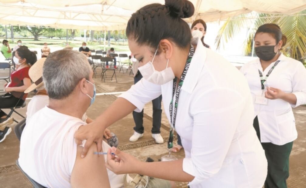 Llegan de Guatemala a México en busca de la vacuna