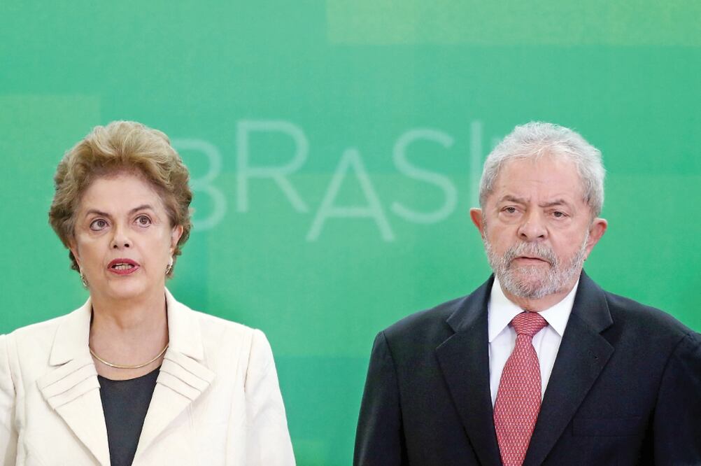 La presidenta de Brasil, Dilma Rousseff, y Luiz Inacio Lula da Silva, durante el nombramiento de éste como titular del Ministerio de la Presidencia, en Brasilia (XINHUA)